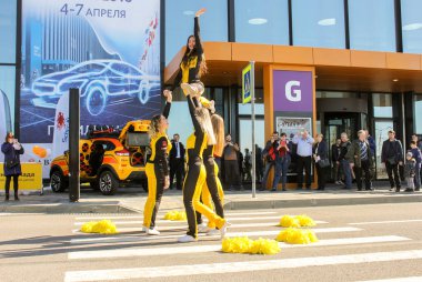 Kızlar cheerleaders tarafından gerçekleştirilen akrobasi numarası.