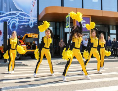 Sokakta dans eden kızlar cheerleaders.