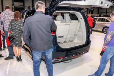 Ziyaretçiler bir minivan bagajını incelemek.