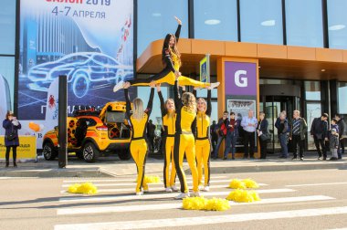 Kızlar cheerleaders tarafından gerçekleştirilen akrobatik hüner.