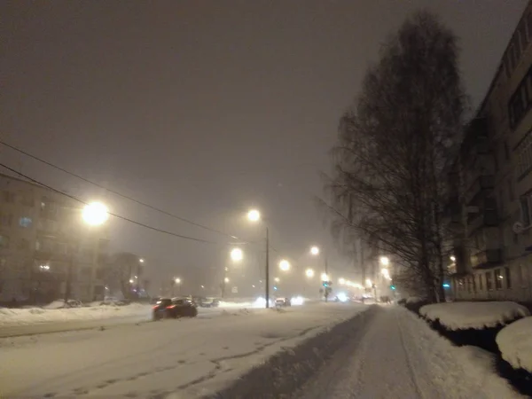 Зимний туманный вечер в городе . — стоковое фото