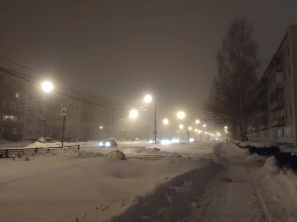 Туман в зимнем городе . — стоковое фото