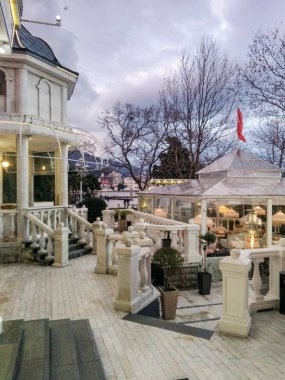 Sokakta restoran kompleksi.