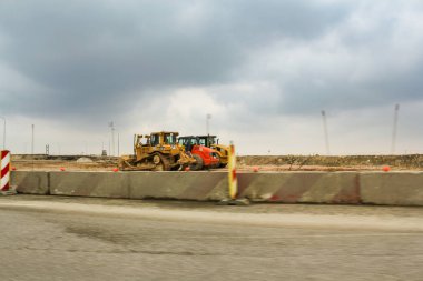 Yolda ağır yol ekipmanları.