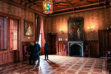 Salondaki ziyaretçiler.