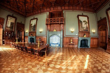 Şömine üzerinde bir balkon ile Salon.