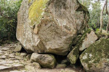 Parkta büyük kaya.