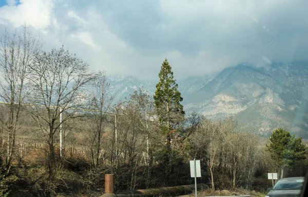 Montañas en la neblina . — Foto de Stock