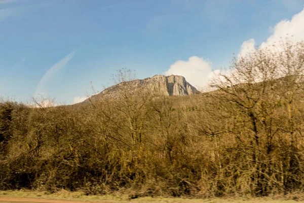 Montaña rocosa sobre la colina . — Foto de Stock