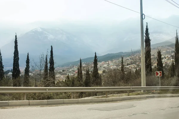 Niebla densa sobre las montañas . — Foto de Stock