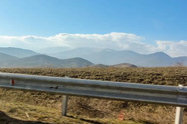 Dağların tepesindegölgeler.