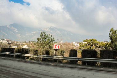 Yol boyunca kablolar.