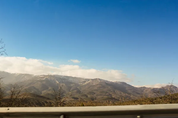 Cielo azul sobre las montañas . — Foto de Stock