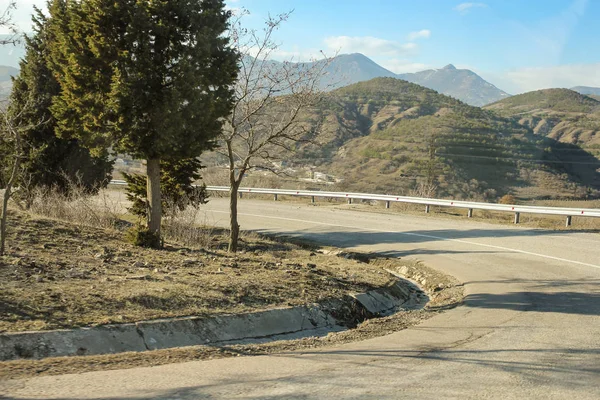 Girar la carretera en las montañas . —  Fotos de Stock