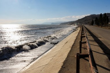 Dalgalar kıyıda yuvarlanıyor..