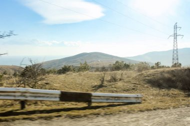 Dağlarda yüksek gerilim pilonu.