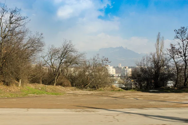 Ciudad a lo largo del camino . — Foto de Stock