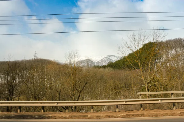 Frühlingslandschaft entlang der Straße. — Stockfoto