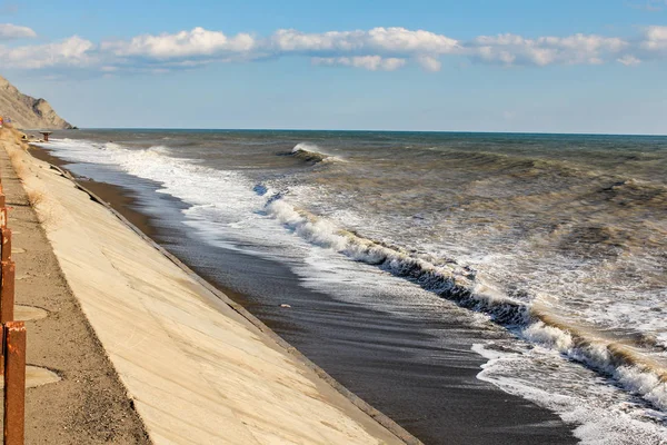 Zee surfen aan de kust. — Stockfoto