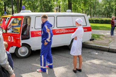 Ambulansın yanındaki sağlık personeli.