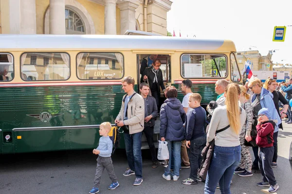 Los visitantes bajan del autobús . — Foto de Stock