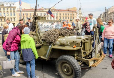 Başlık üzerinde kamuflaj net ile Amerikan Willys.