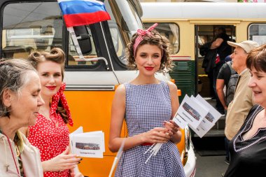 Reklam bayrakları ile Kızlar.