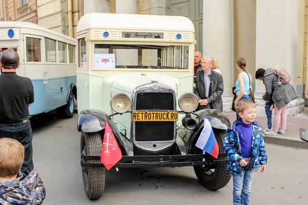 Liten pojke nära retro buss. — Stockfoto