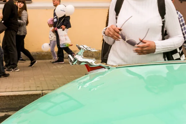 Ciervo cromado en el capó del coche Volga . — Foto de Stock