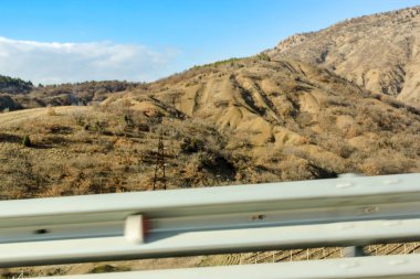 Çitin arkasındaki dağ.