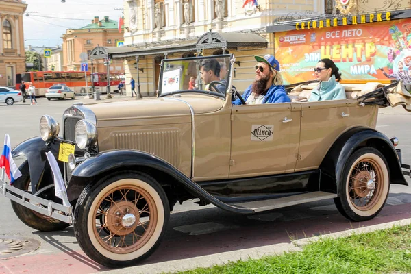 Pasajeros en un coche retro . — Foto de Stock