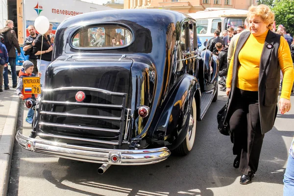 Negru retro mașină Packard în stare perfectă . — Fotografie, imagine de stoc