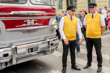 Üniformalı otobüs şoförleri.