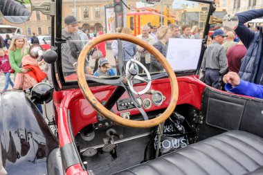 Direksiyon simidi ve eski bir araba kontrol.