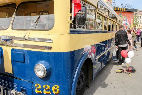 Mensen in de buurt van de trolley. — Stockfoto