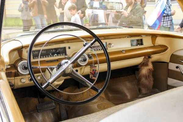 Élégant intérieur rétro voiture Buick . — Photo
