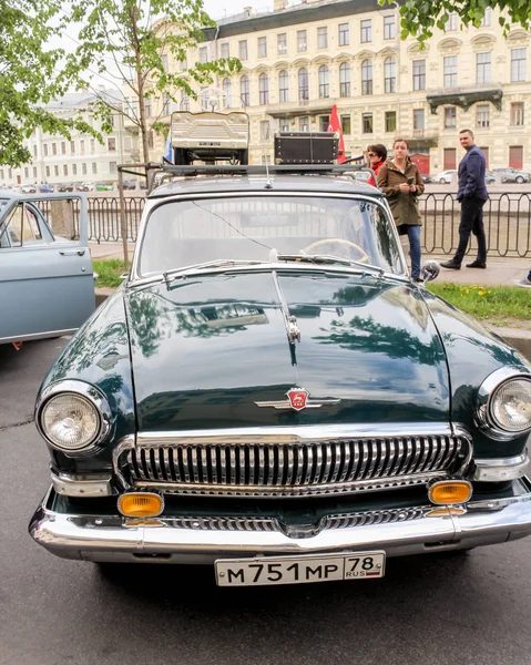 Voiture Volga avec une grille de toit . — Photo