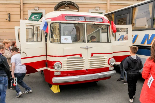 Retro bus met open deuren. — Stockfoto