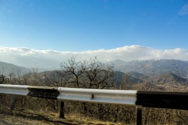 Demiryolu korkulukları arkasında Dağ manzara.
