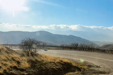 Ufukta dağların siluetleri.