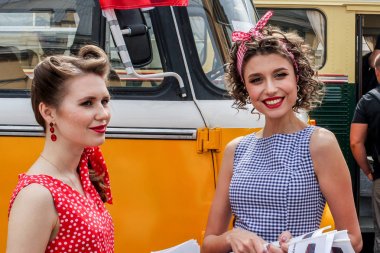 Sevimli gülümseyen kız.