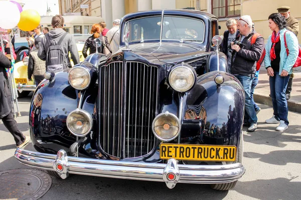 Negru retro mașină Packard în stare perfectă . — Fotografie, imagine de stoc