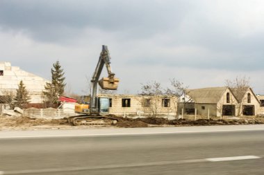 Yol kenarda üzerinde çalışır.