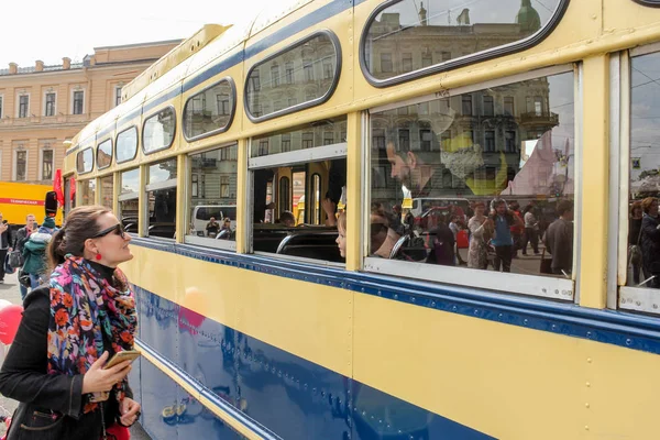 Het meisje op het open raam van de trolley. — Stockfoto