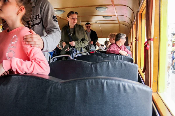 Zetels in de cabine van de eerste Sovjet trolley. — Stockfoto