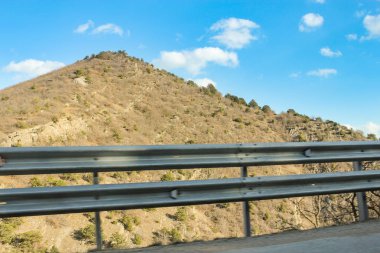 Yol daki yüksek tepe.