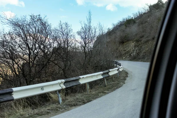Поворот дороги в горах . — стоковое фото
