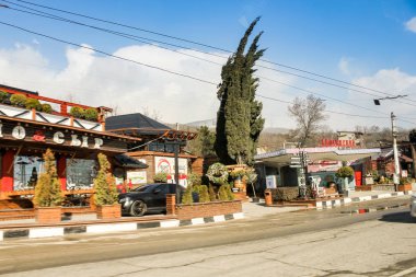 Yol daki dükkanlar.