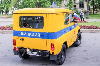 Polis arabasının arka kapısı..