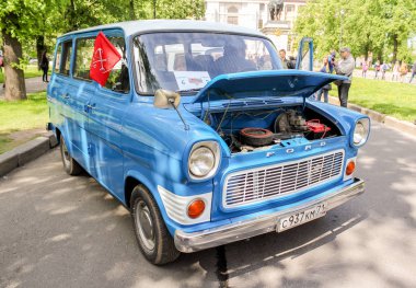 Açık kapüşonlu Ford minibüs.